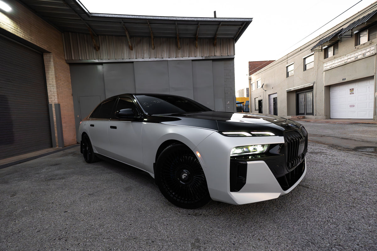 BMW 740i (BLACK/WHITE)