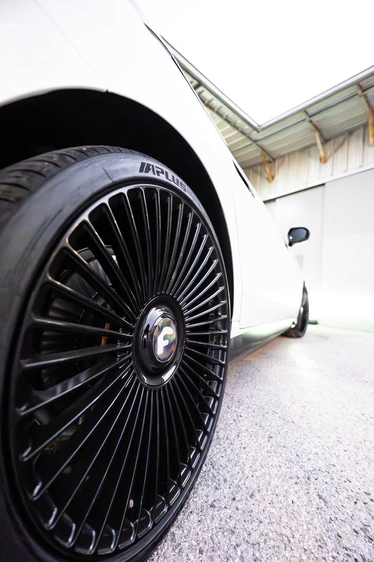 BMW 740i (BLACK/WHITE)