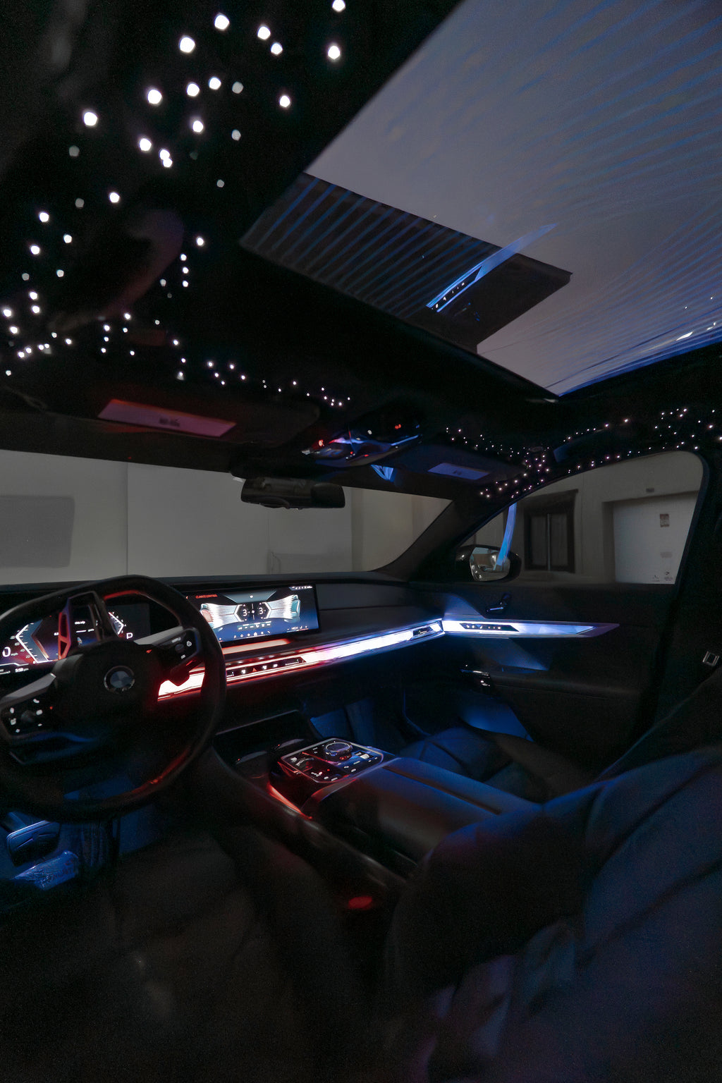 BMW 740i (BLACK/WHITE)