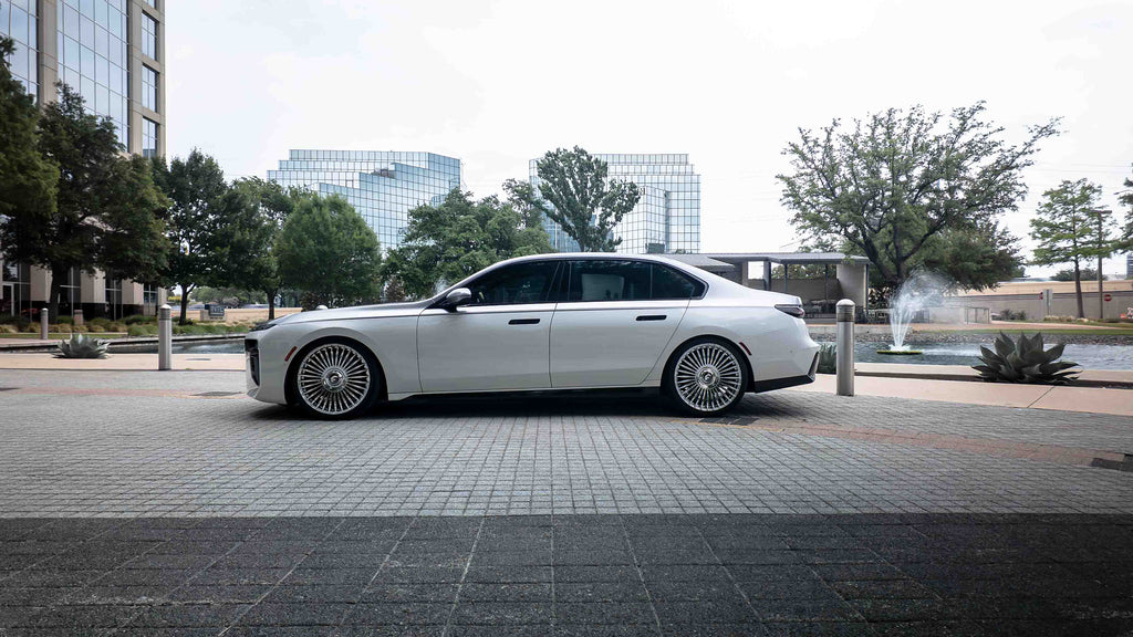 BMW 740i (WHITE/SILVER)