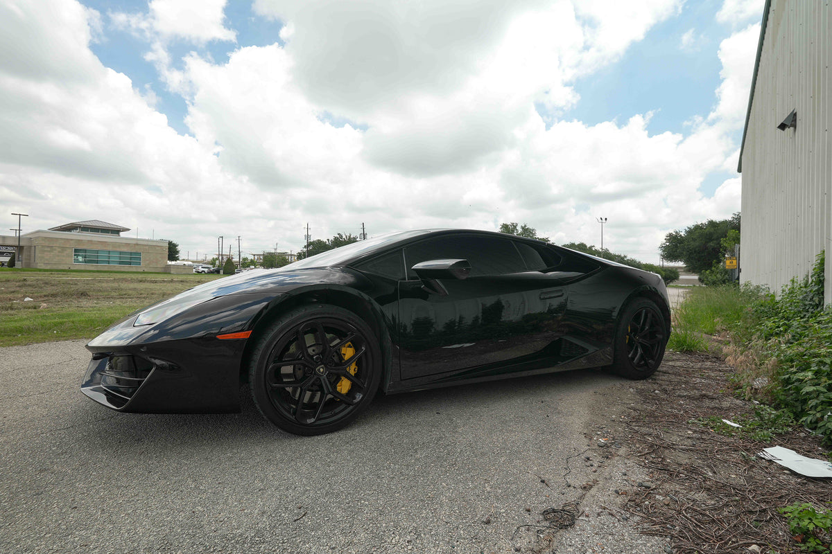 BLACK LAMBORGHINI HURACAN