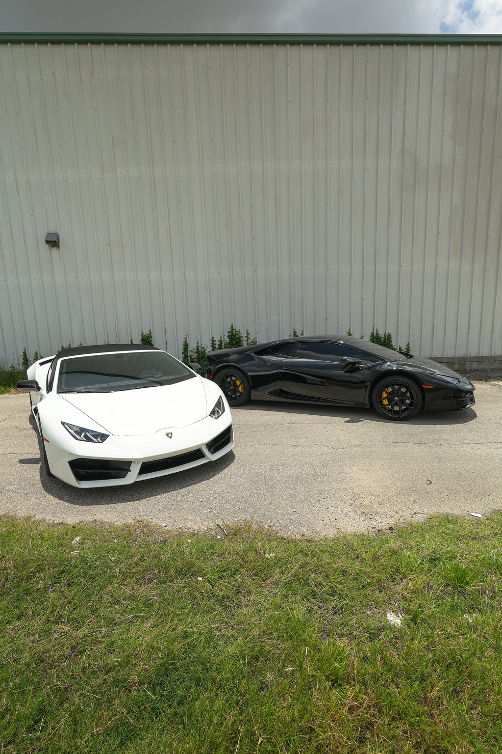 WHITE LAMBORGHINI HURACAN (CONVERTIBLE)