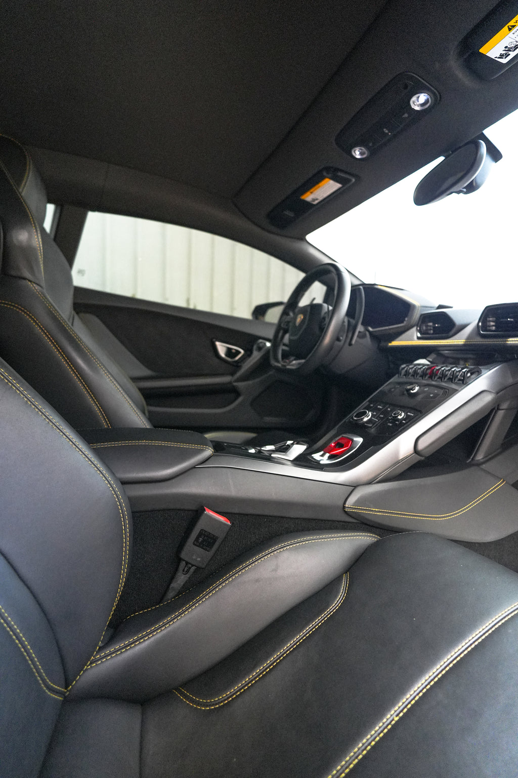 BLACK LAMBORGHINI HURACAN