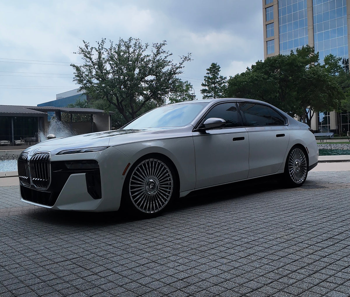 BMW 740i (WHITE/SILVER)