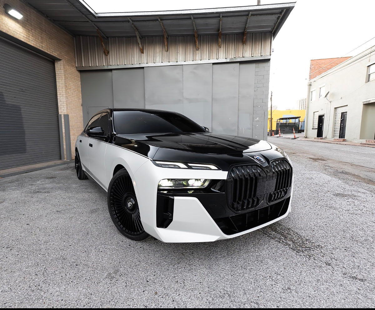 BMW 740i (BLACK/WHITE)