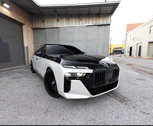 BMW 740i (BLACK/WHITE)